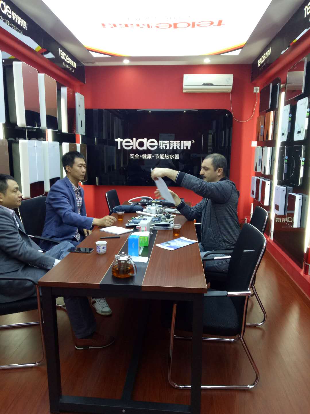 烈歡迎俄羅斯客戶蒞臨我司，恭賀成功簽約！